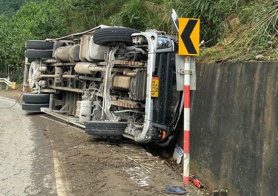 Xe tải mất lái lao vào taluy, 3 người trên xe tử vong Xe tải mất lái lao vào taluy, 3 người trên xe tử vong