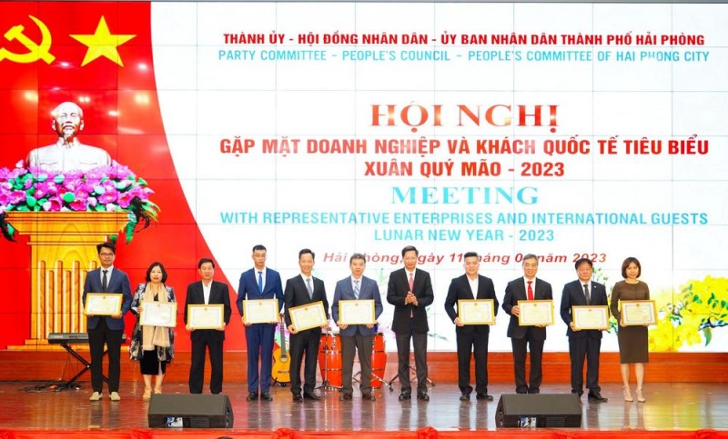 Các doanh nghiệp tiêu biểu được tặng bằng khen vì có thành tích xuất sắc và có những đóng góp nổi bật vào kết quả chung của thành phố. Các doanh nghiệp tiêu biểu được tặng bằng khen vì có thành tích xuất sắc và có những đóng góp nổi bật vào kết quả chung của thành phố.