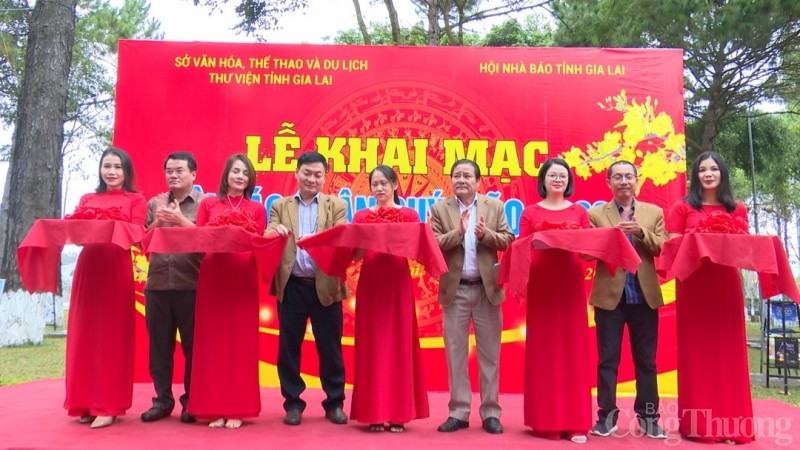 Lãnh đạo Sở ngành cắt băng khai mạc Hội Báo Xuân 2023 Lãnh đạo Sở ngành cắt băng khai mạc Hội Báo Xuân 2023