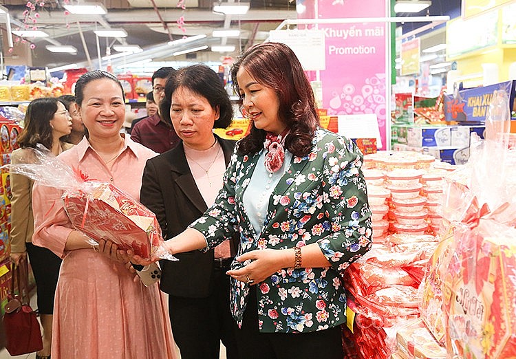 Sáng 13/1, Sở Công Thương Hà Nội đã tổ chức đoàn kiểm tra về tình hình cung ứng hàng hóa, quản lý an toàn thực phẩm, chống hàng giả, hàng nhái và phòng chống cháy nổ dịp Tết nguyên đán Quý Mão năm 2023 tại một số siêu thị, kênh phân phối trên địa bàn Hà Nội. Sáng 13/1, Sở Công Thương Hà Nội đã tổ chức đoàn kiểm tra về tình hình cung ứng hàng hóa, quản lý an toàn thực phẩm, chống hàng giả, hàng nhái và phòng chống cháy nổ dịp Tết nguyên đán Quý Mão năm 2023 tại một số siêu thị, kênh phân phối trên địa bàn Hà Nội.