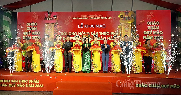 Các đại biểu cắt băng khai mạc Hội chợ Các đại biểu cắt băng khai mạc Hội chợ
