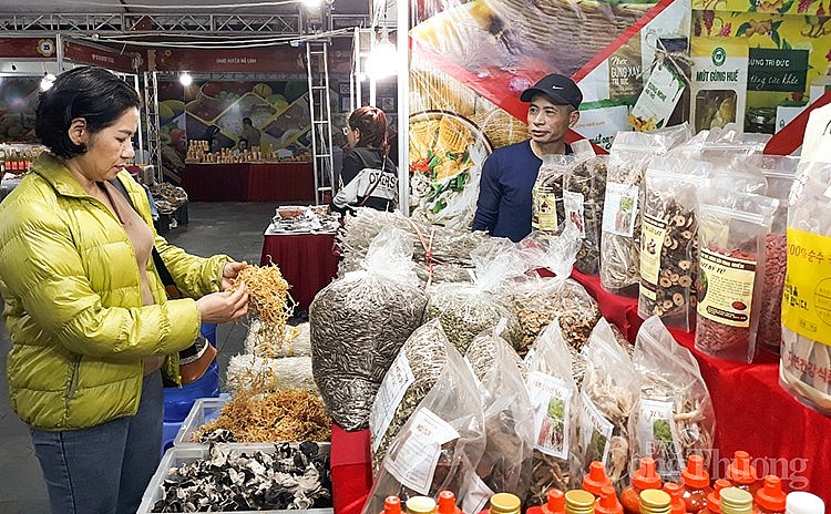 Người tiêu dùng mua sắm sản phẩm tại Hội chợ Người tiêu dùng mua sắm sản phẩm tại Hội chợ