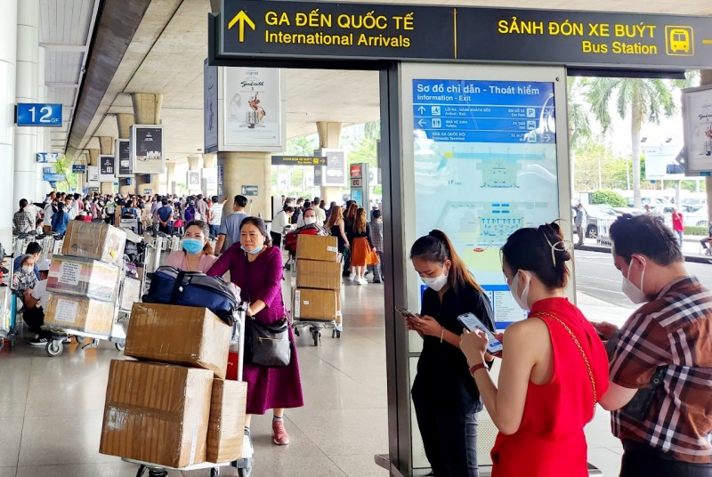 Sân bay Tân Sơn Nhất, TP. Hồ Chí Minh đông nghẹt khách đến và đi ngày 23 Tết