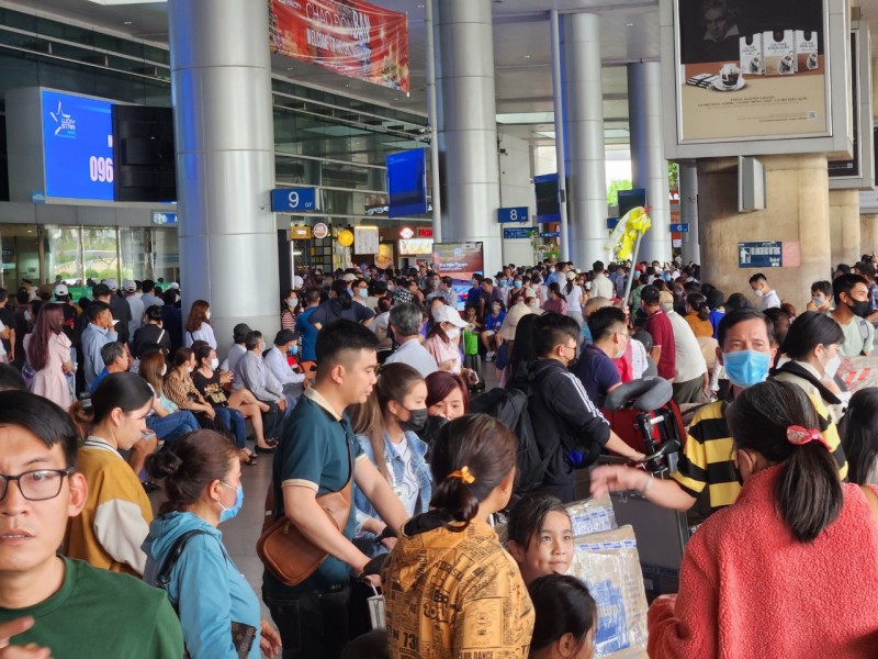 Sân bay Tân Sơn Nhất, TP. Hồ Chí Minh đông nghẹt khách đến và đi ngày 23 Tết