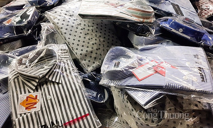 Áo sơ mi được bán đồng giá 100.000 đồng/chiếc. Dù giá khá mềm nhưng chất liệu vải đẹp và màu sắc hài hòa và được đông người tiêu dùng lựa chọn