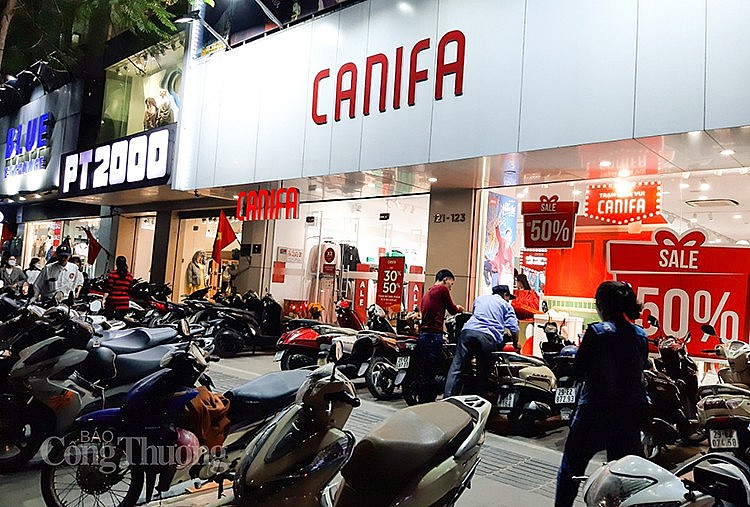 Cửa hàng canifa trên phố Chùa Bộc khá đông khách