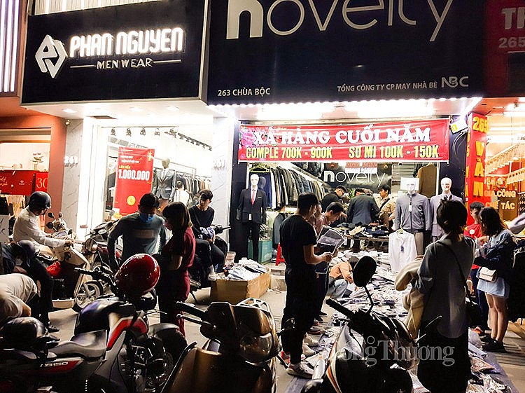 Tại cửa hàng trên phố Chùa Bộc, lượng khách ra vào khá đông đúc