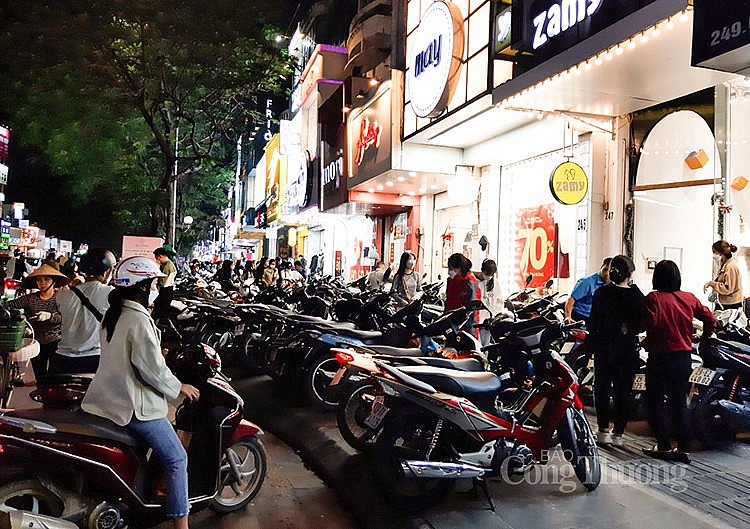 Hà Nội: Quần áo hàng ‘sale’ hút người tiêu dùng ngày sát Tết Nguyên đán Quý Mão