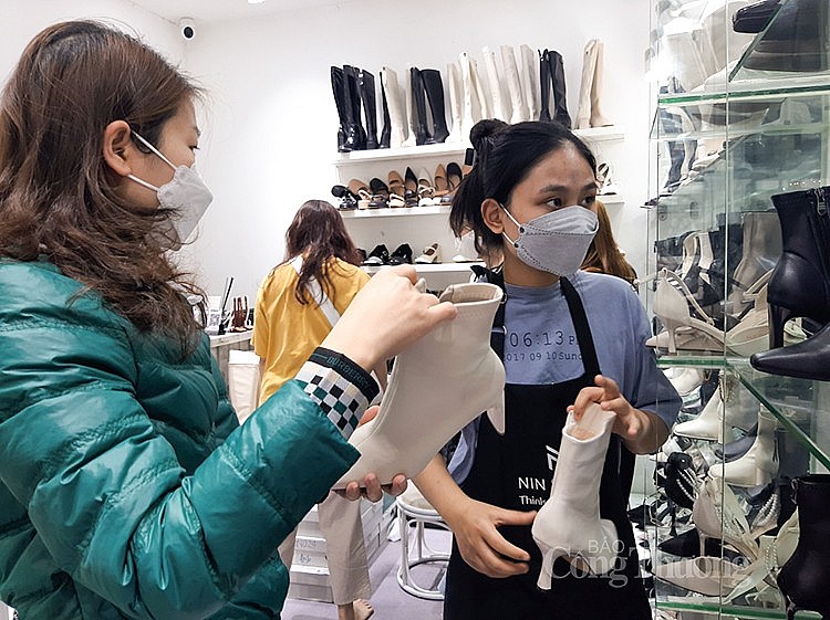 Cùng với quần áo, những đôi giày mới cũng là lựa chọn của nhiều chị em những ngày này