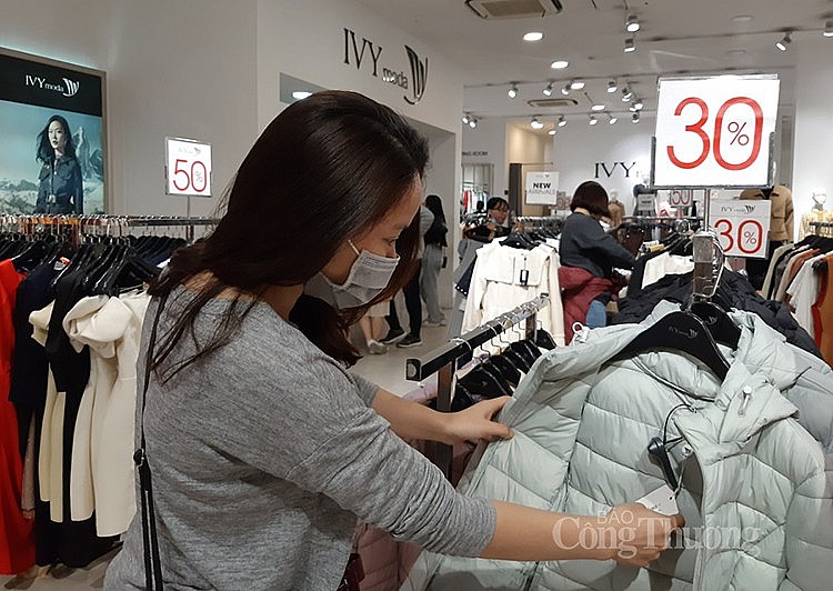 Chiếc áo khoác ấm được khách hàng lựa chọn những ngày cuối năm này. Cửa hàng này cũng đưa ra mức giảm giá từ 30-50% tùy loại