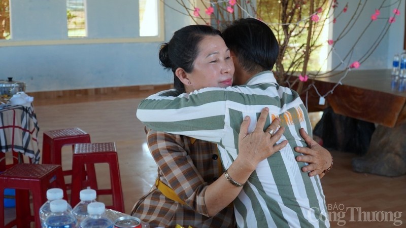 Bà Đỗ Thị Tuyết (SN 1962, trú tại phường Ia Kring, TP.Pleiku, Gia Lai) hạnh phúc ôm đứa con trai út của mình Bà Đỗ Thị Tuyết (SN 1962, trú tại phường Ia Kring, TP.Pleiku, Gia Lai) hạnh phúc ôm đứa con trai út của mình