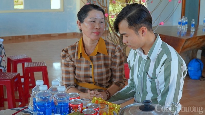 Hai mẹ con bà Đỗ Thị Tuyết và phạm nhân Phạm Thành Trung hạnh phúc nghẹ ngào khi gặp nhau tại bữa cơm tất niên. Hai mẹ con bà Đỗ Thị Tuyết và phạm nhân Phạm Thành Trung hạnh phúc nghẹ ngào khi gặp nhau tại bữa cơm tất niên.