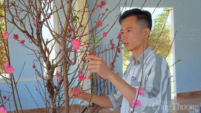 Phạm nhân Lê Thành Chung (S.N 1987, trú tại TP.Hải Phòng) không giấu được phút chạnh lòng do đường xá xa xôi gia đình đã không đến dự bữa cơm tất niên cùng anh. Phạm nhân Lê Thành Chung (S.N 1987, trú tại TP.Hải Phòng) không giấu được phút chạnh lòng do đường xá xa xôi gia đình đã không đến dự bữa cơm tất niên cùng anh.