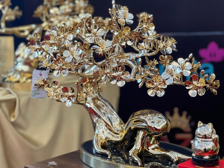 Hàng Tết 2023: Giải mã bí mật Cây mai "vàng" 24K khủng nhất Việt Nam