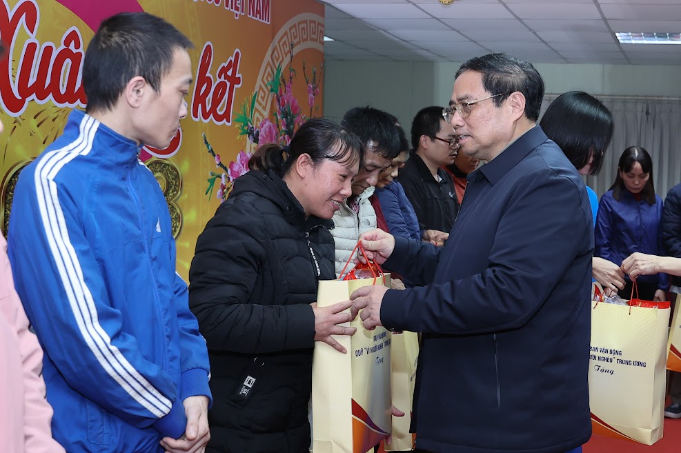 Thủ tướng chúc Tết công nhân lao động, gia đình liệt sĩ tại Nam Định - Ảnh 5.