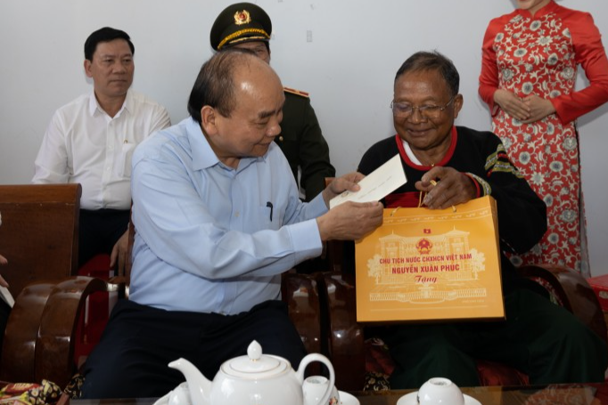 Chủ tịch nước Nguyễn Xuân Phúc thăm, chúc Tết tại tỉnh Đắk Lắk Chủ tịch nước Nguyễn Xuân Phúc thăm, chúc Tết tại tỉnh Đắk Lắk