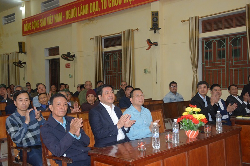 Bộ trưởng Nguyễn Hồng Diên thăm và tặng quà Tết các gia đình chính sách tại Thái Bình