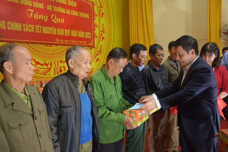 Bộ trưởng Nguyễn Hồng Diên thăm và tặng quà Tết các gia đình chính sách tại Thái Bình