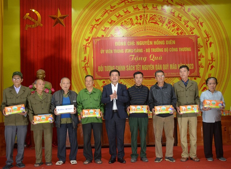 Bộ trưởng Nguyễn Hồng Diên thăm và tặng quà Tết các gia đình chính sách tại Thái Bình