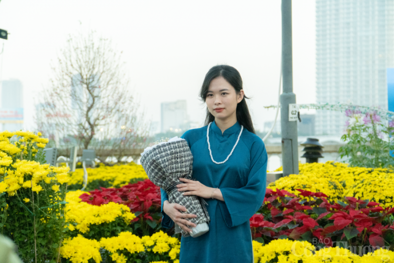 Người dân Đà Nẵng rộn ràng xuống phố đón Xuân sớm