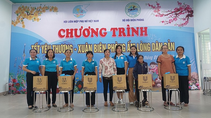 Unilever và Hội Liên hiệp Phụ nữ trao quà cho Mẹ Việt Nam anh hùng - Gia đình chính sách - Phụ nữ nghèo - Phụ nữ cao tuổi Unilever và Hội Liên hiệp Phụ nữ trao quà cho Mẹ Việt Nam anh hùng - Gia đình chính sách - Phụ nữ nghèo - Phụ nữ cao tuổi