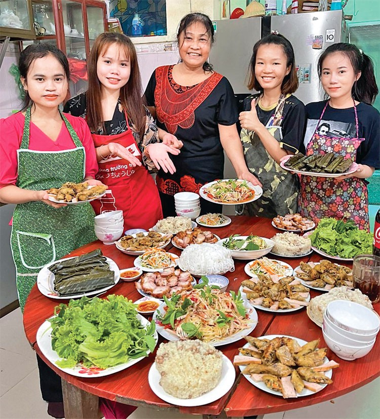 Sinh viên Lào đón Tết cùng người Đà Nẵng