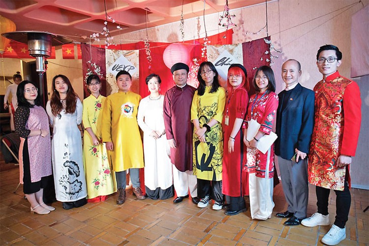 Xuân sum vầy trên đất Pháp