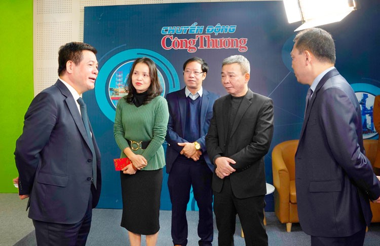 Báo chí chỉ hoàn thành sứ mệnh khi giàu tính chiến đấu và nhân văn Báo chí chỉ hoàn thành sứ mệnh khi giàu tính chiến đấu và nhân văn