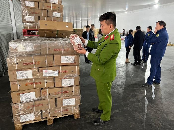 Hà Nội: Tiêu hủy hơn 20 tấn thịt bò đông lạnh không rõ nguồn gốc