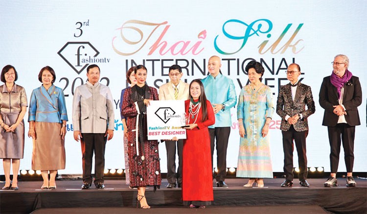 Nữ nghệ nhân kể chuyện văn hóa Việt trên áo dài Nữ nghệ nhân kể chuyện văn hóa Việt trên áo dài