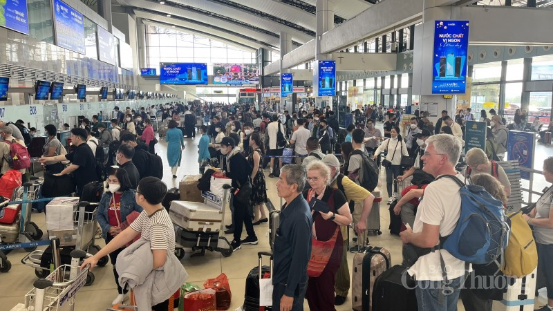 Hành khách qua sân bay Nội Bài tăng cao ngày cận Tết Nguyên đán Hành khách qua sân bay Nội Bài tăng cao ngày cận Tết Nguyên đán