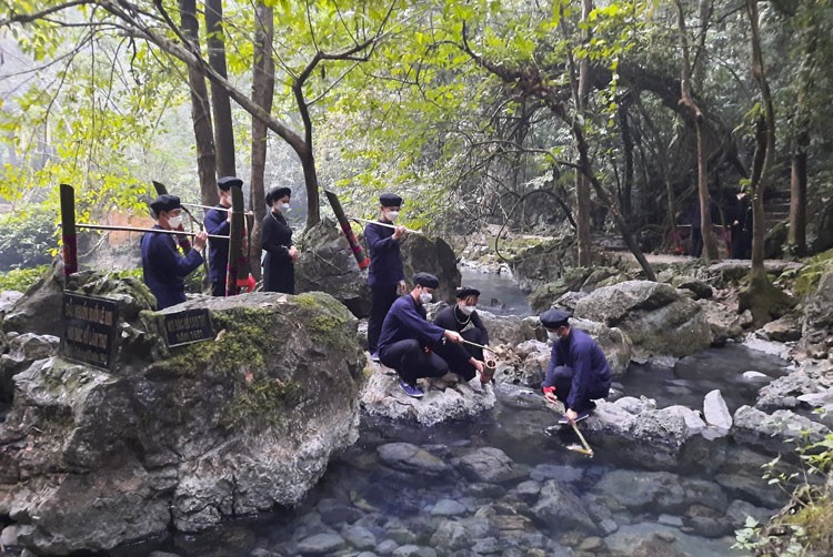 Đặc sắc tục “lấy nước mới” của đồng bào Tày, Nùng Đặc sắc tục “lấy nước mới” của đồng bào Tày, Nùng