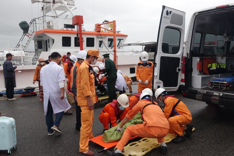 Cấp cứu kịp thời 2 người dân xã đảo Cù Lao Chàm (Quảng Nam) bị đột quỵ ngày cận Tết