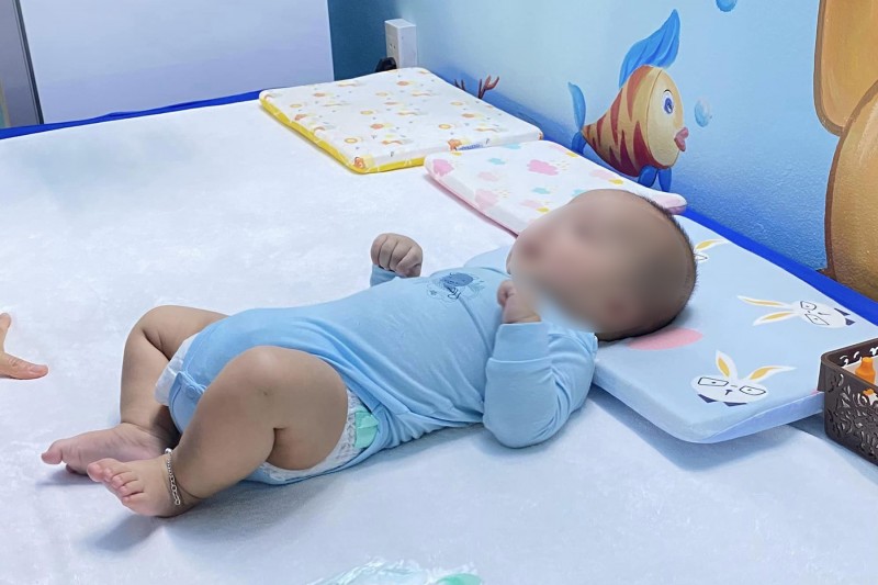 Nhiều uẩn khúc từ vụ bé trai 7 tháng tuổi tử vong sau khi gửi bảo mẫu Nhiều uẩn khúc từ vụ bé trai 7 tháng tuổi tử vong sau khi gửi bảo mẫu