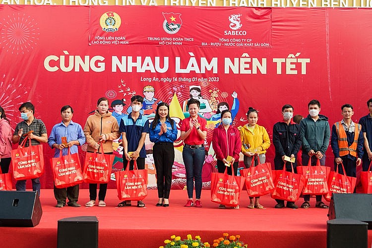 8.000 phần quà được trao trên cả nước thông qua chương trình “Cùng nhau làm nên Tết” 8.000 phần quà được trao trên cả nước thông qua chương trình “Cùng nhau làm nên Tết”