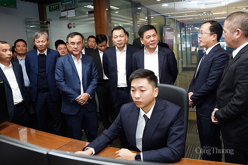 Bộ trưởng Nguyễn Hồng Diên làm việc với EVN về tình hình cung ứng điện dịp Tết Bộ trưởng Nguyễn Hồng Diên làm việc với EVN về tình hình cung ứng điện dịp Tết