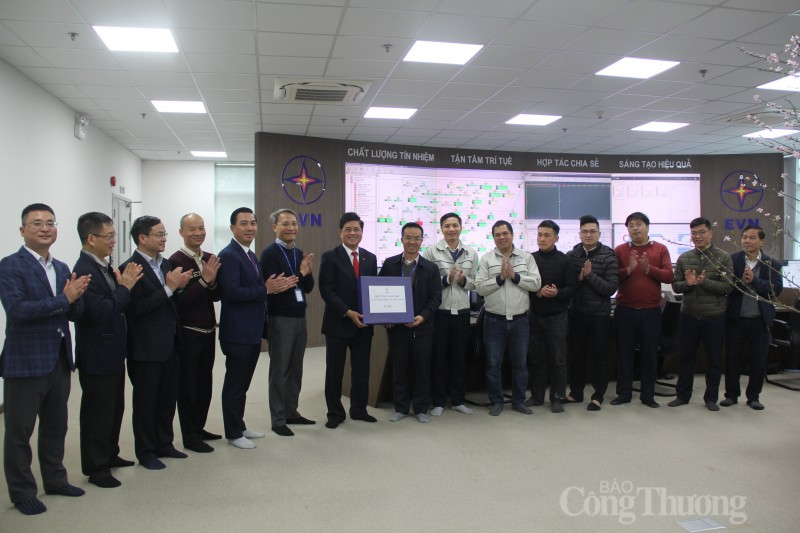Những người âm thầm giữ dòng điện được thông suốt Những người âm thầm giữ dòng điện được thông suốt