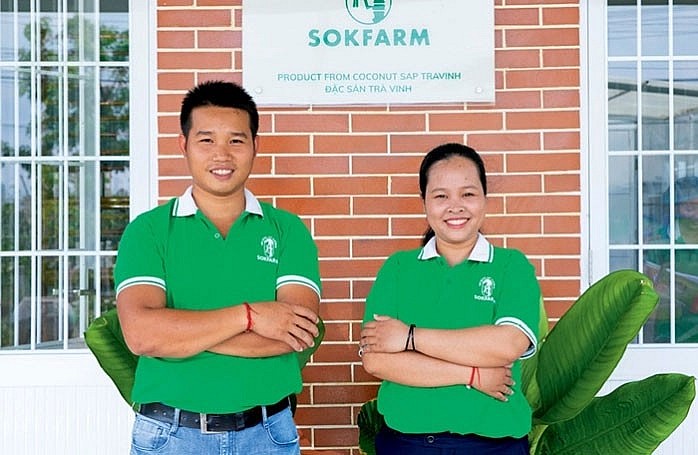 Cô gái Khmer đưa mật dừa Trà Vinh xuất ngoại Cô gái Khmer đưa mật dừa Trà Vinh xuất ngoại