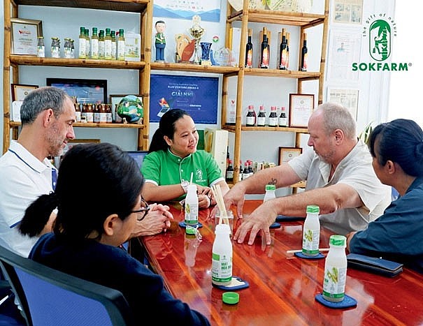 Cô gái Khmer đưa mật dừa Trà Vinh xuất ngoại Cô gái Khmer đưa mật dừa Trà Vinh xuất ngoại