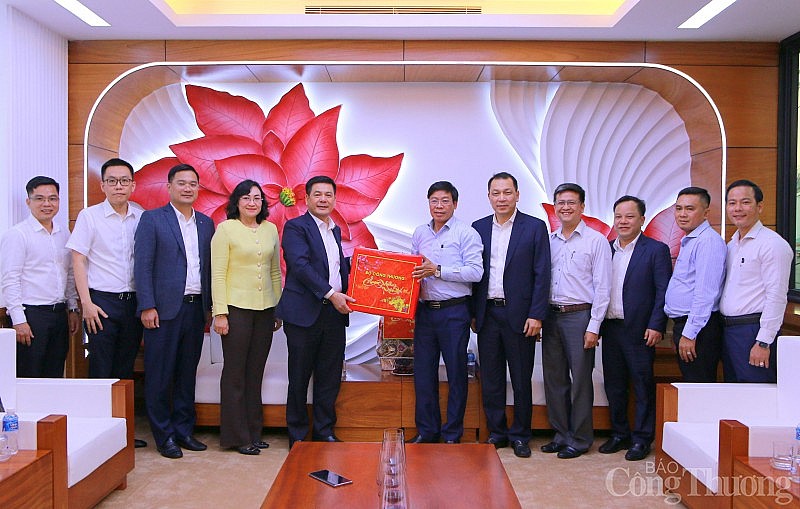 Bộ trưởng Bộ Công Thương Nguyễn Hồng Diên thăm, chúc Tết Trường Đại học Công nghiệp Thực phẩm TP. Hồ Chí Minh