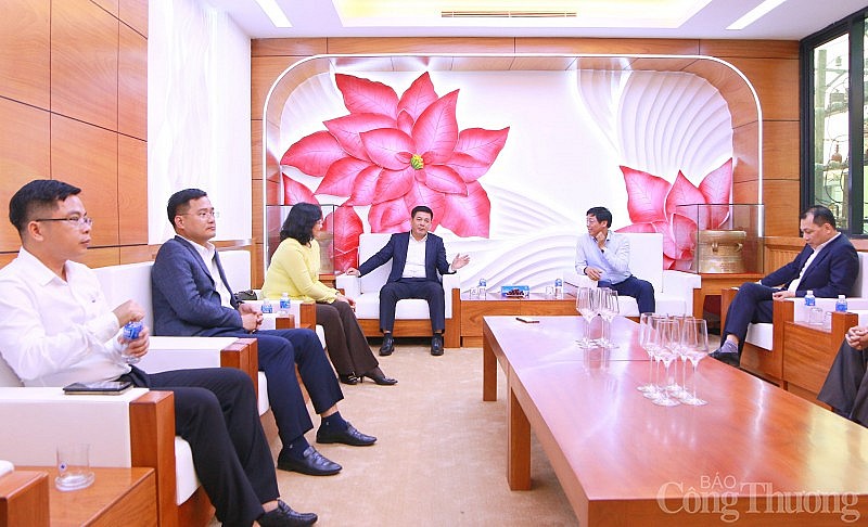 Bộ trưởng Bộ Công Thương Nguyễn Hồng Diên thăm, chúc Tết Trường Đại học Công nghiệp Thực phẩm TP. Hồ Chí Minh