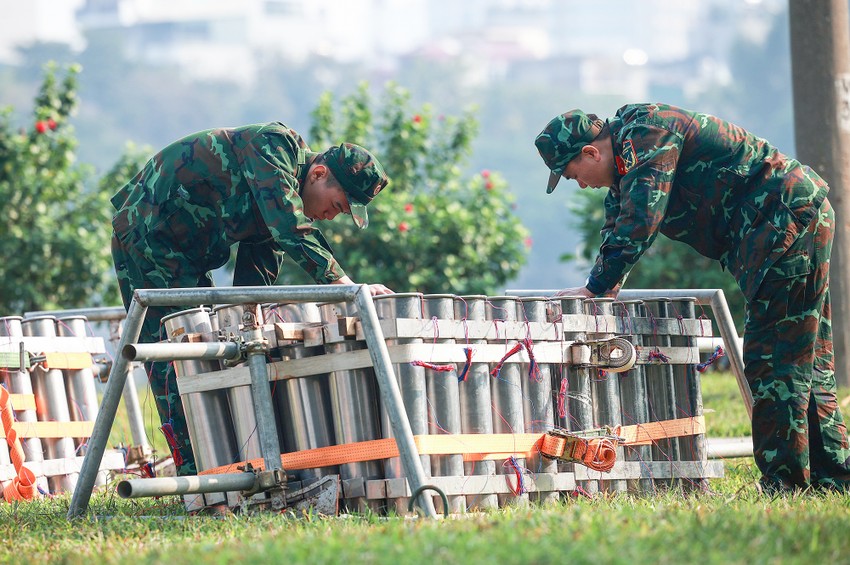 Cận cảnh điểm bắn pháo hoa phục vụ đêm giao thừa ở Hà Nội ảnh 8