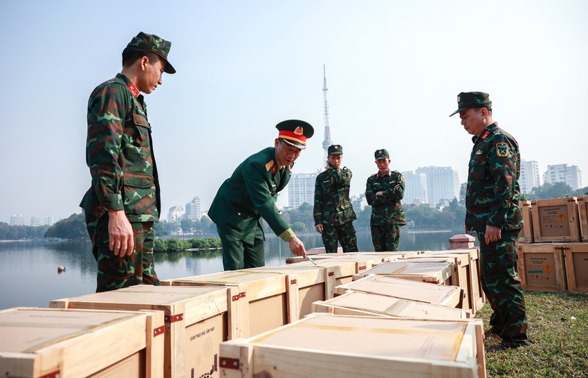 Cận cảnh điểm bắn pháo hoa phục vụ đêm giao thừa ở Hà Nội ảnh 6