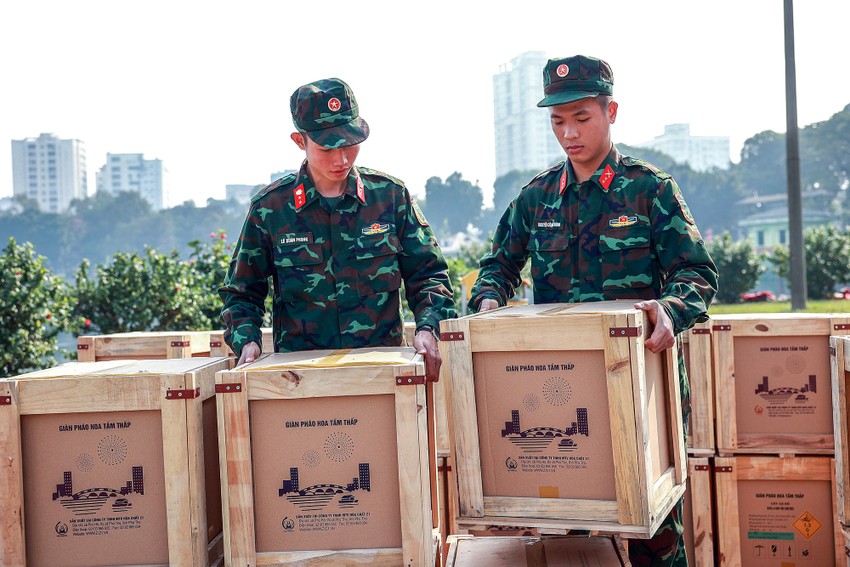 Cận cảnh điểm bắn pháo hoa phục vụ đêm giao thừa ở Hà Nội ảnh 7