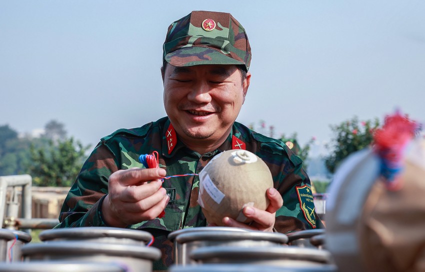 Cận cảnh điểm bắn pháo hoa phục vụ đêm giao thừa ở Hà Nội ảnh 10