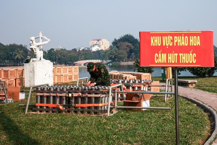 Cận cảnh điểm bắn pháo hoa phục vụ đêm giao thừa ở Hà Nội ảnh 4