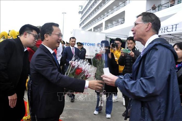 Quyền Chủ tịch UBND tỉnh Quảng Ninh Cao Tường Huy (bên trái) tặng hoa du khách quốc tế đến "xông đất".