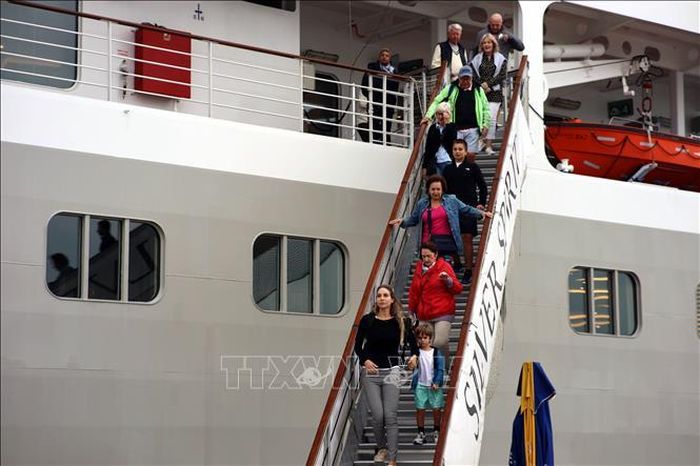 Các du khách xuống tàu Silver Spirit.