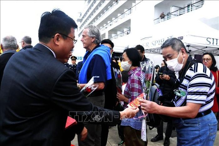 Lãnh đạo Tthành phố Hạ Long lì xì du khách đầu năm mới.