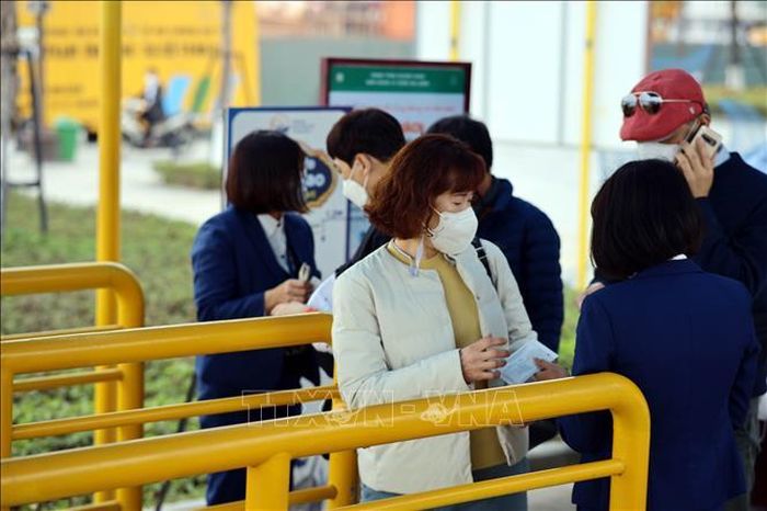 Du khách làm thủ tục trước khi xuống tàu đi tham quan Vịnh Hạ Long.